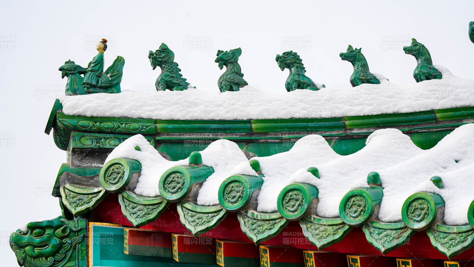 雪覆古檐 綠瓦生輝