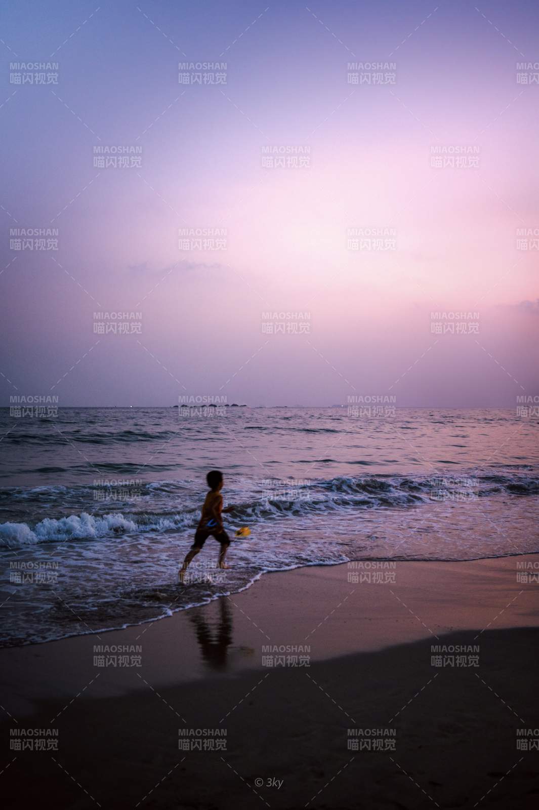 海邊奔跑的剪影