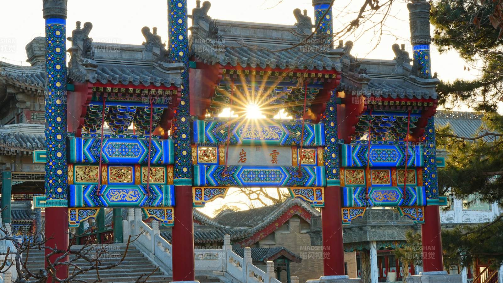 頤和園古建筑牌坊夕陽映照