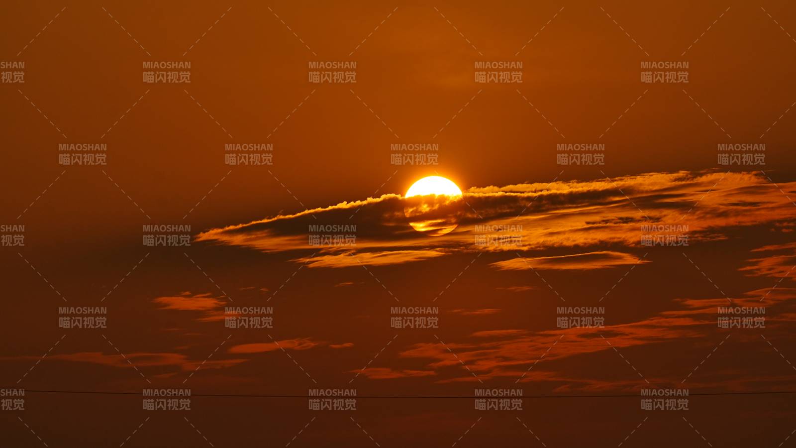 夕陽穿云 橙紅天際