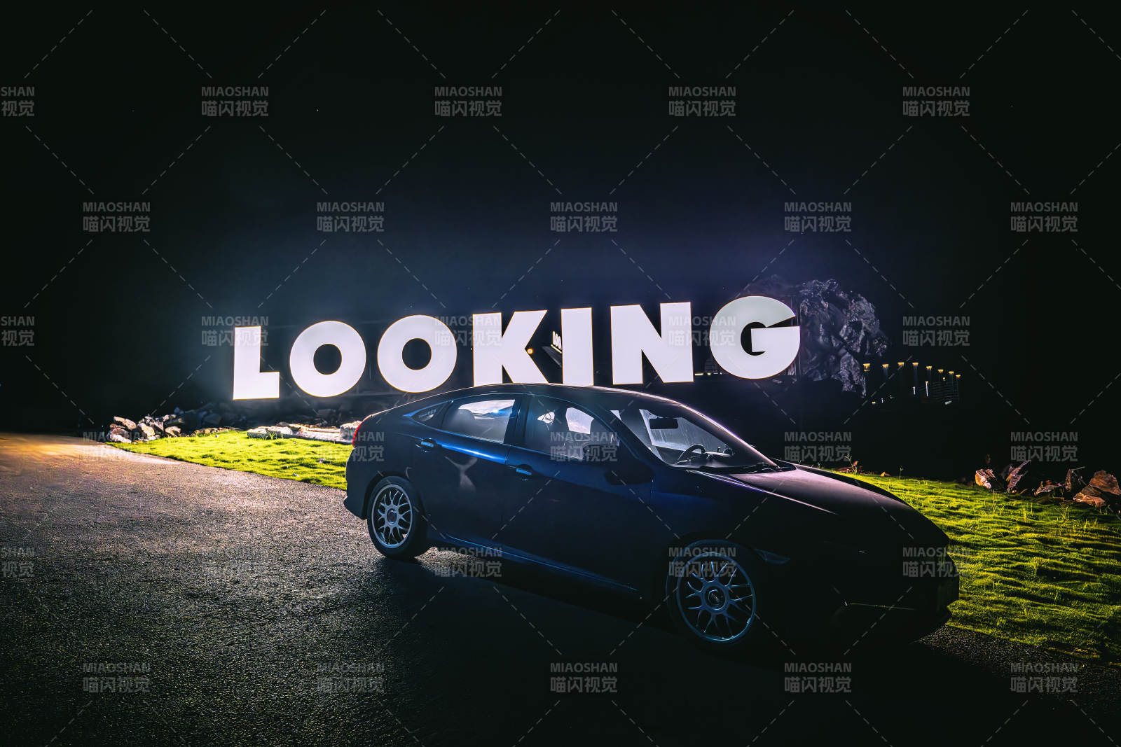 夜景下的 LOOKING 與車影
