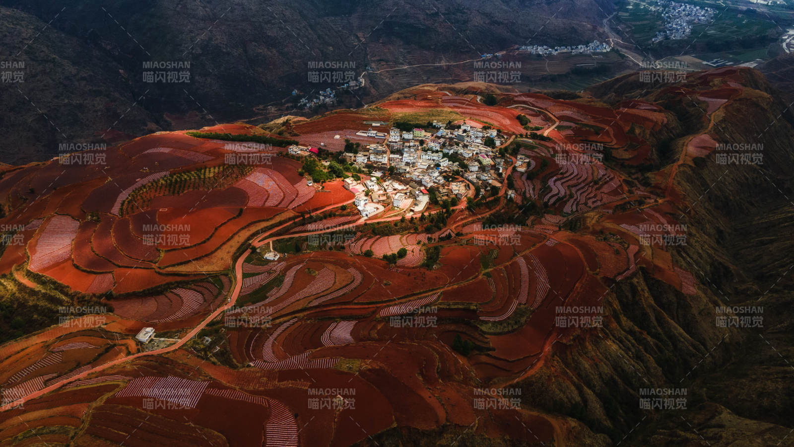 云南東川紅土地上的村莊風光