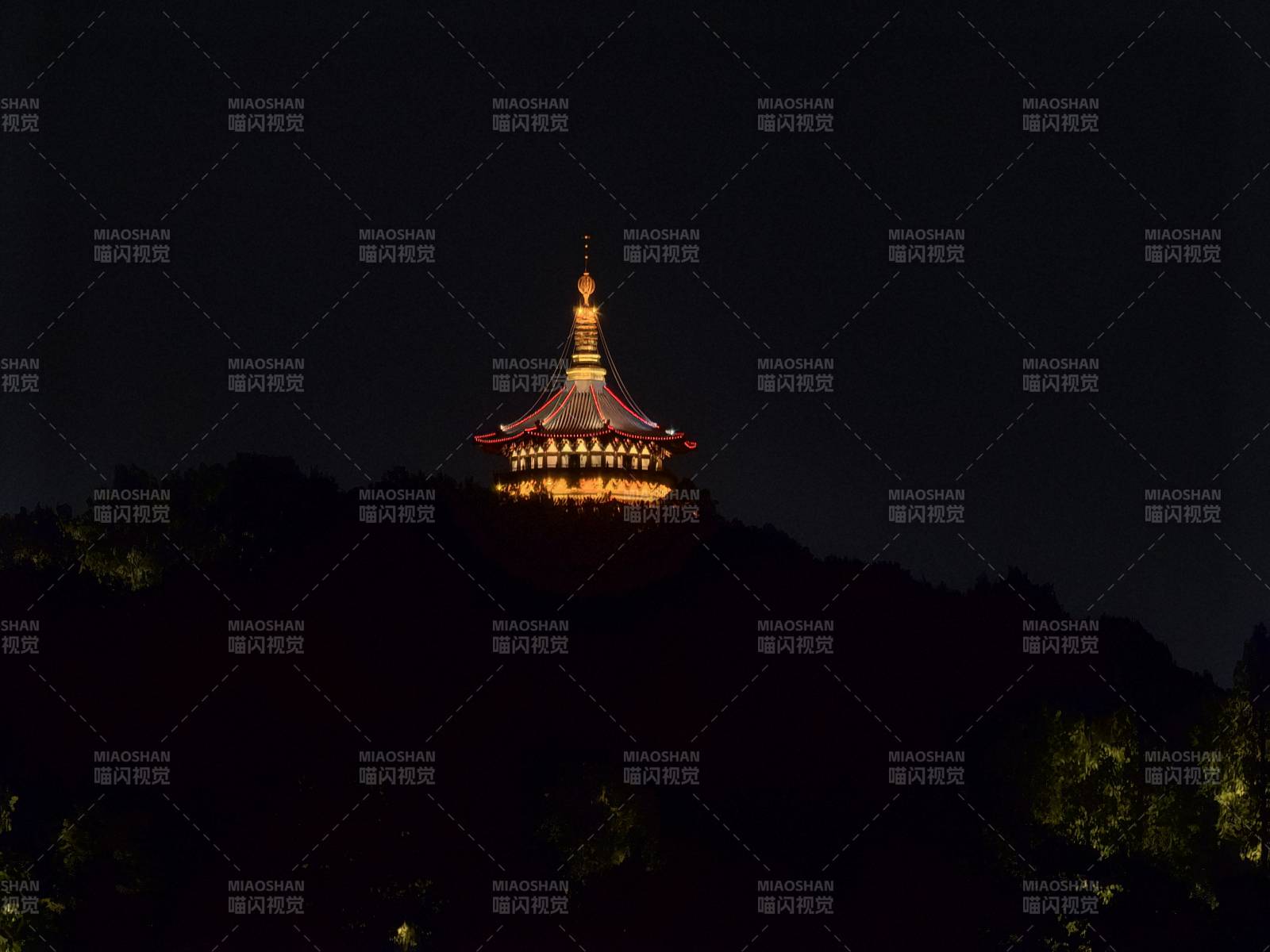 夜色中的古塔光輝