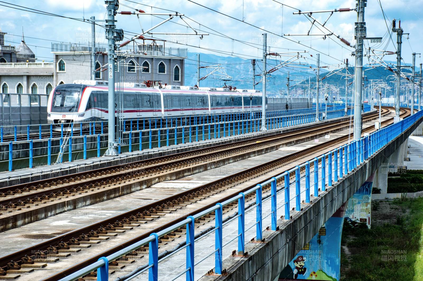 城市輕軌列車行駛中