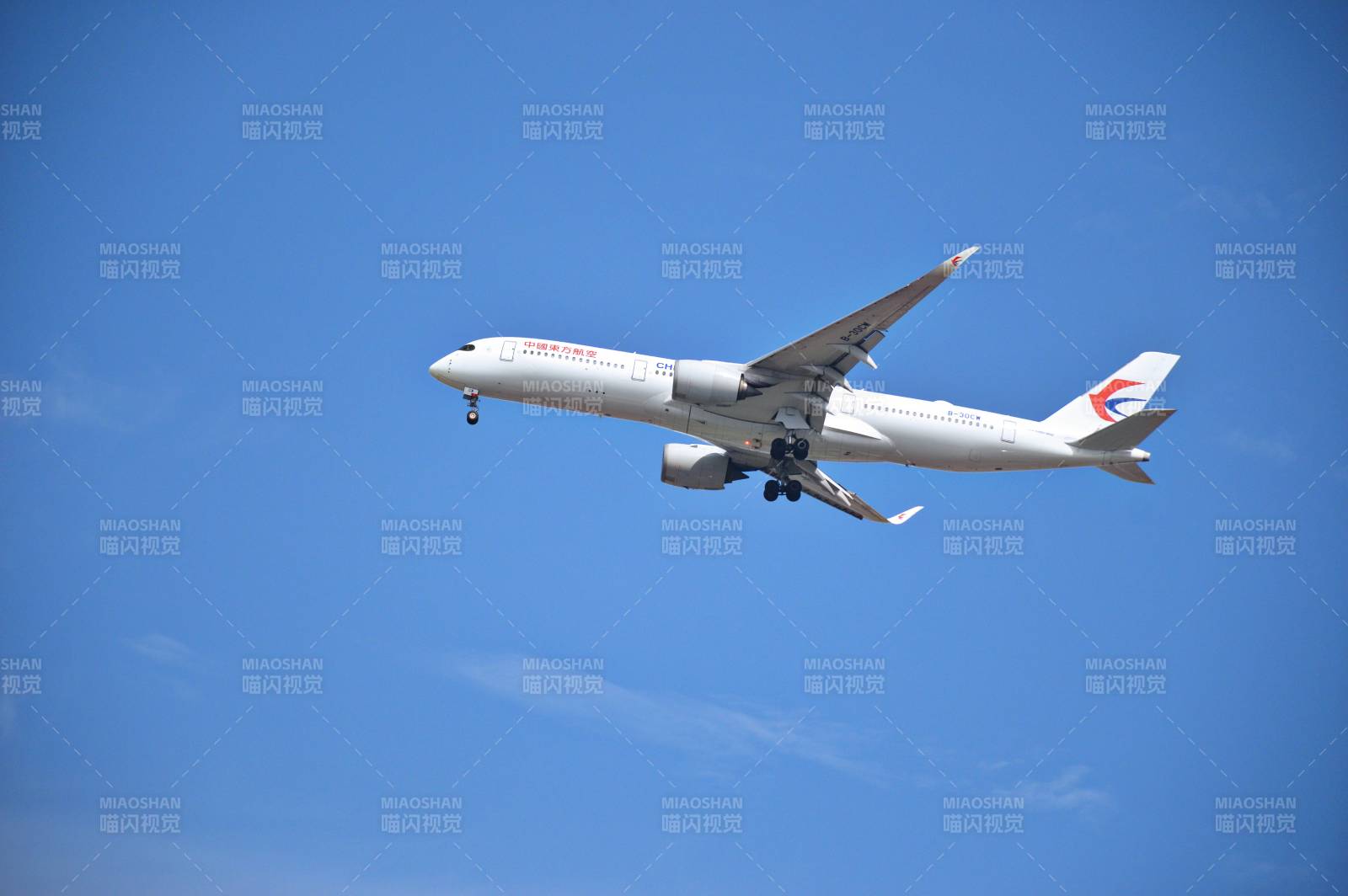 中國東方航空飛機飛行中