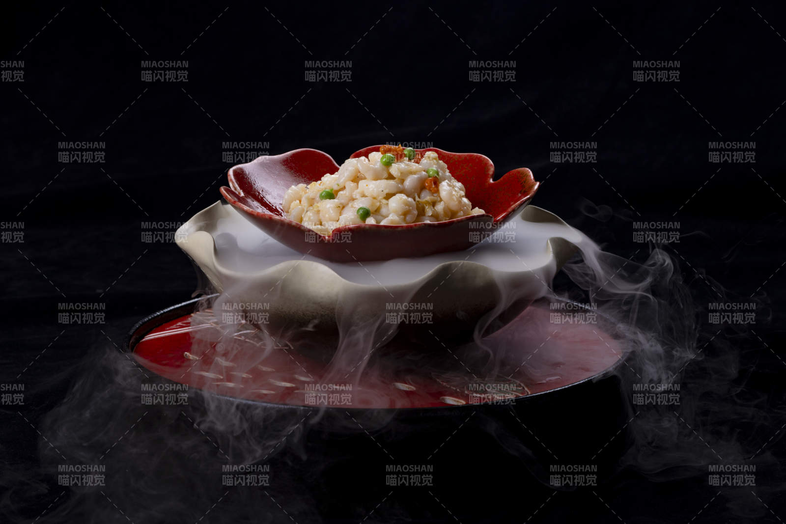 煙霧繚繞的美食佳肴