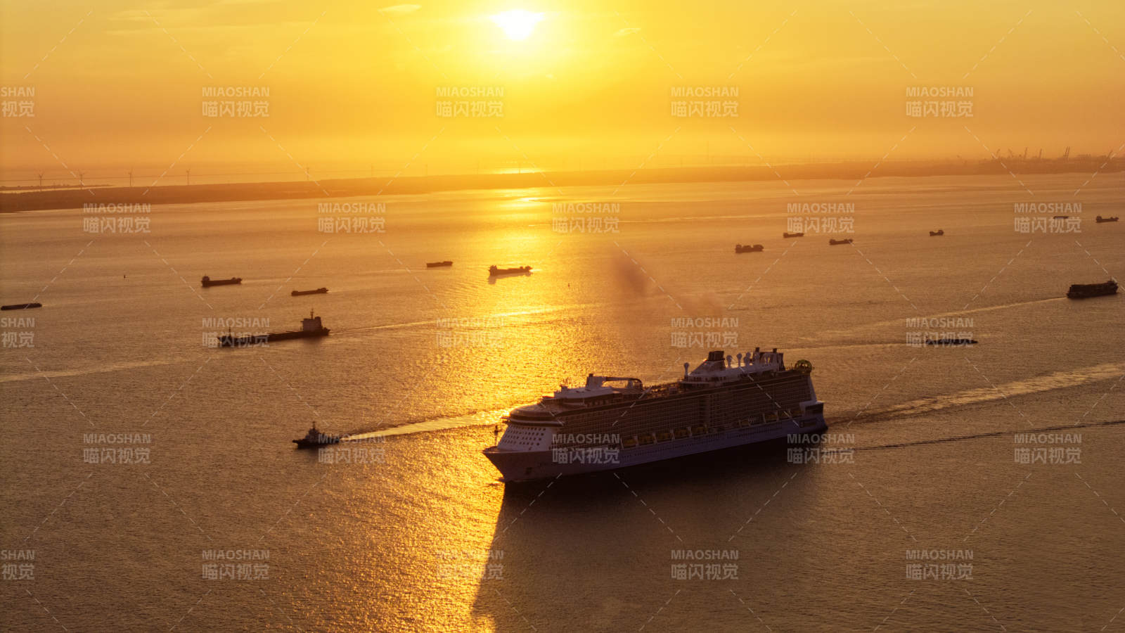 夕陽下的海上航行