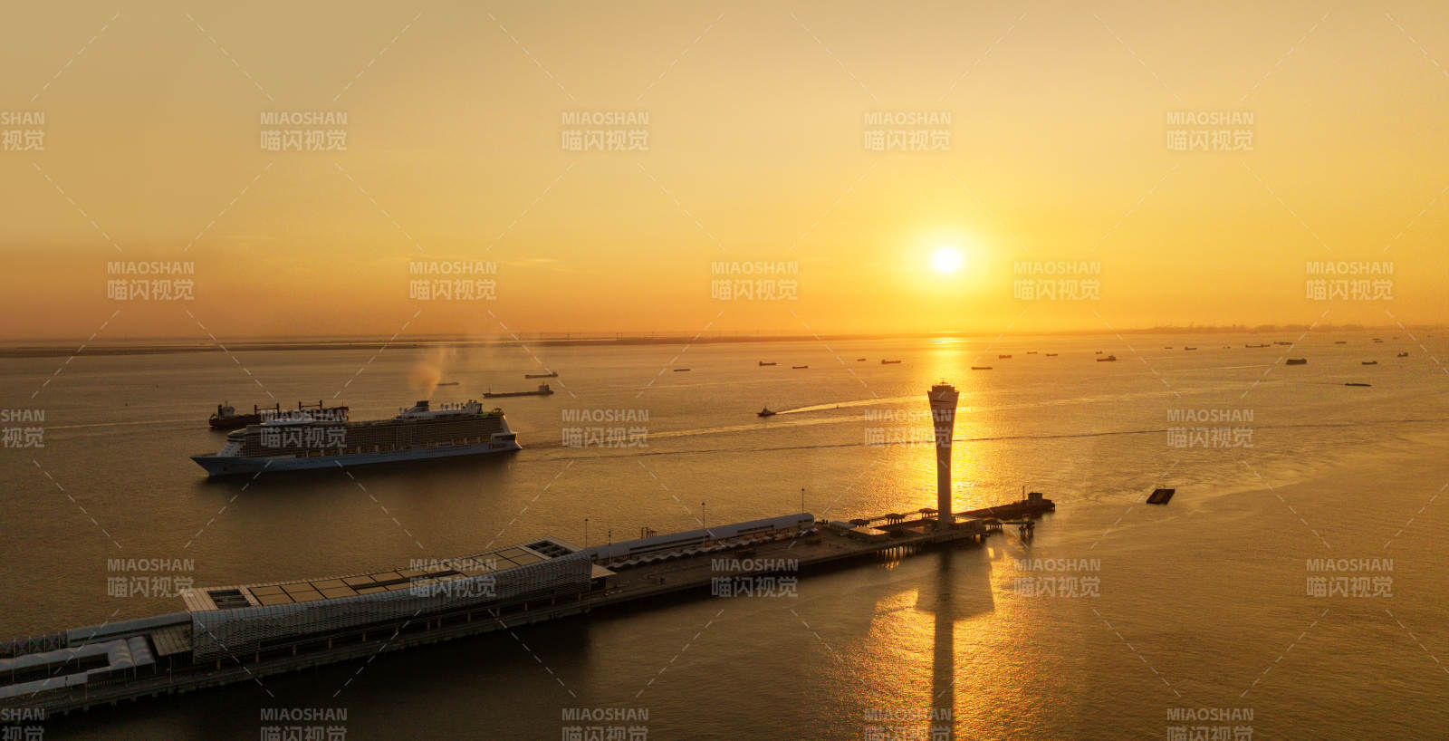夕陽下的港口與航標塔