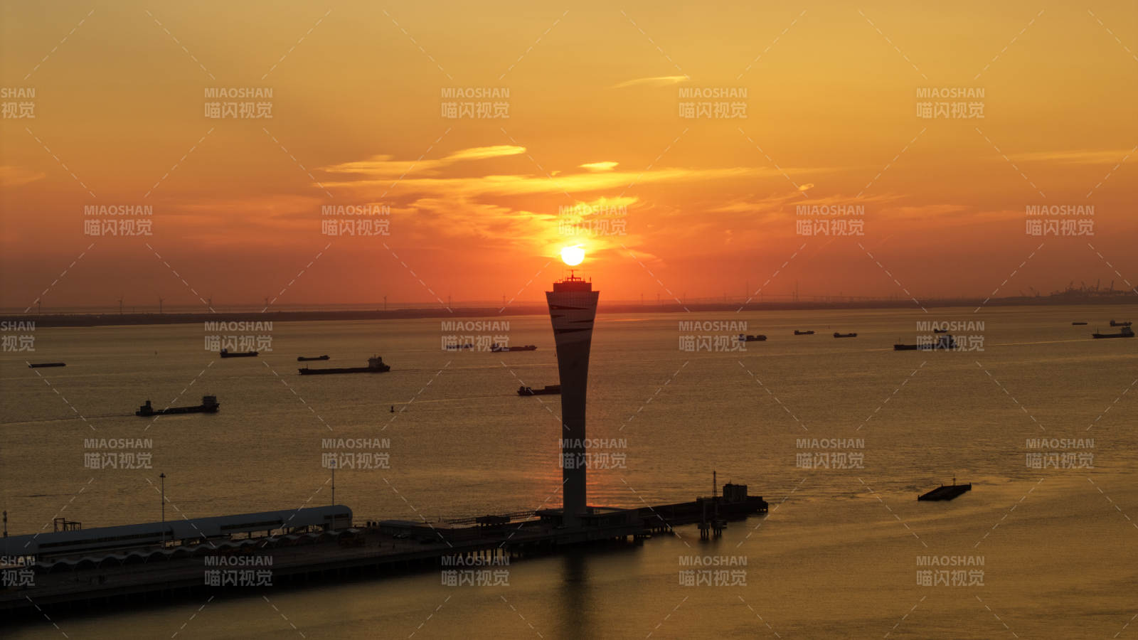 夕陽下的港口塔樓
