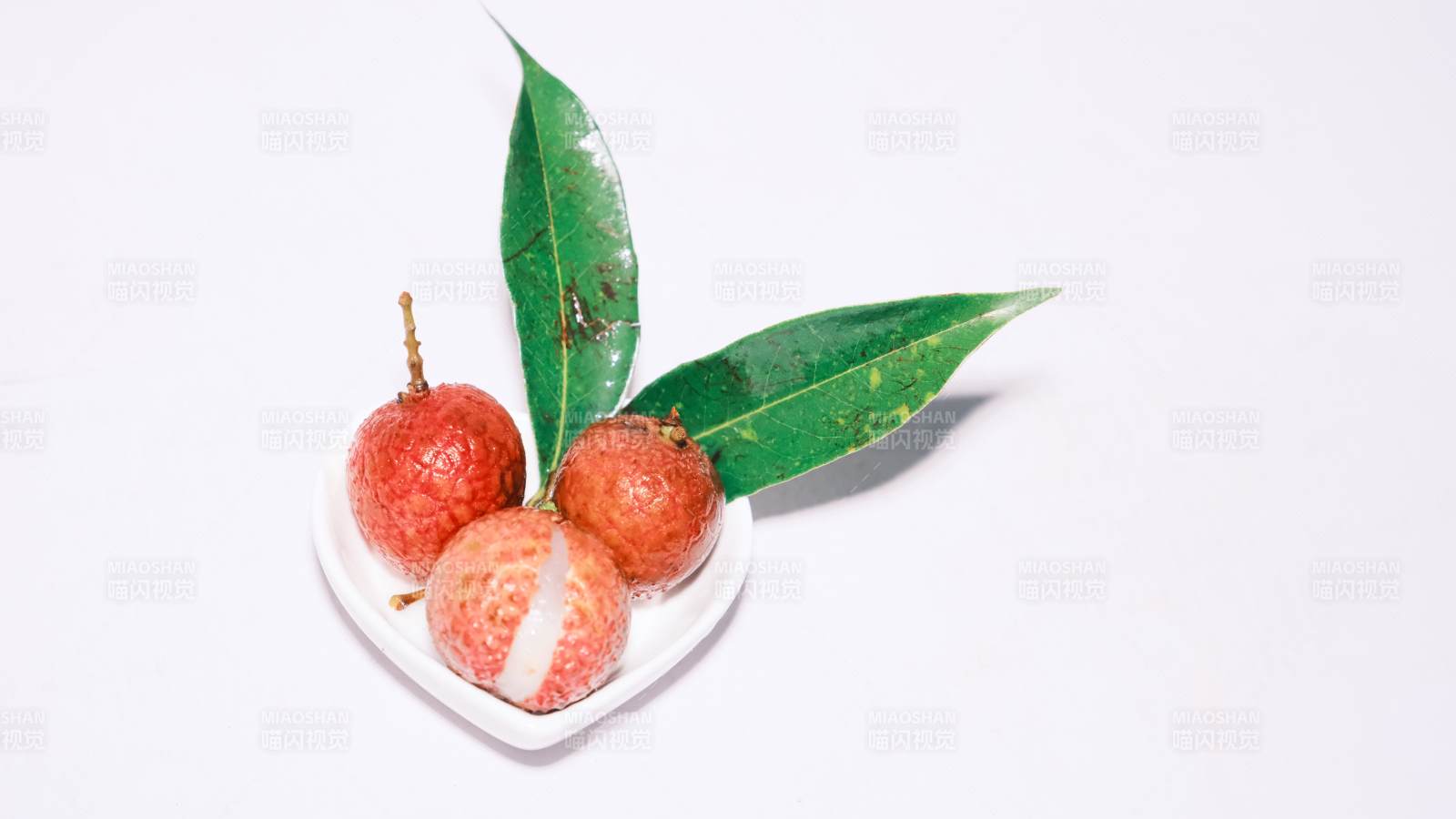 新鮮荔枝與綠葉裝飾