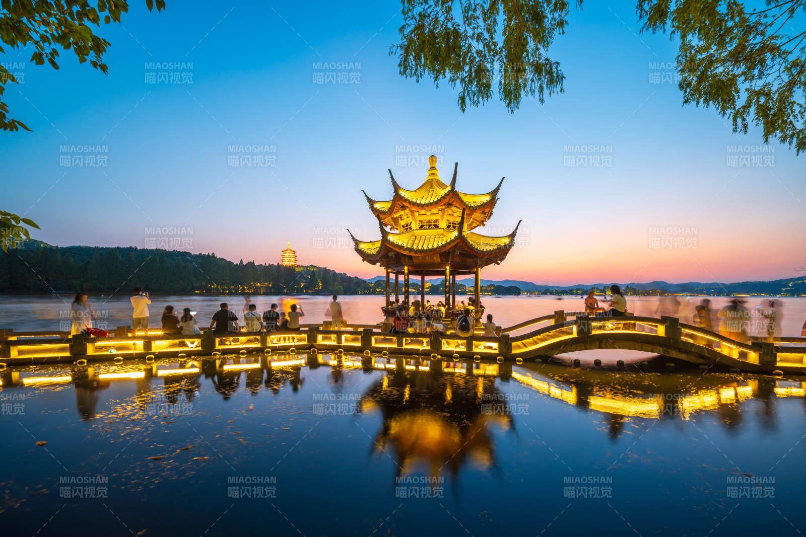 西湖夜景 亭橋倒影