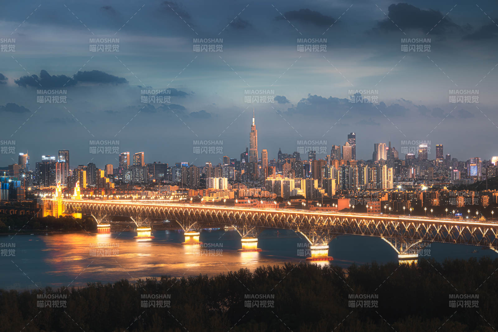 夜幕下的南京長江大橋