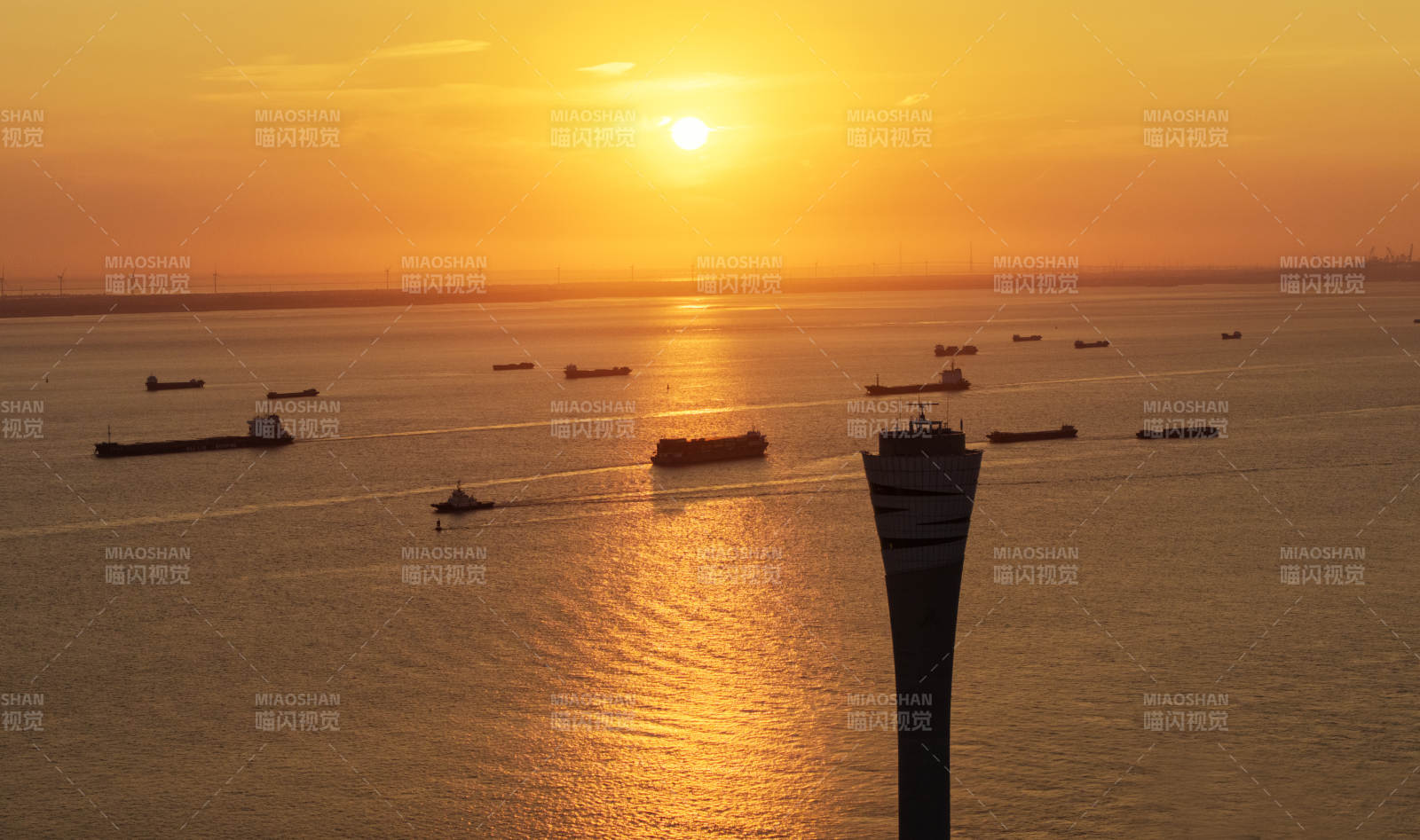 夕陽下的港口剪影