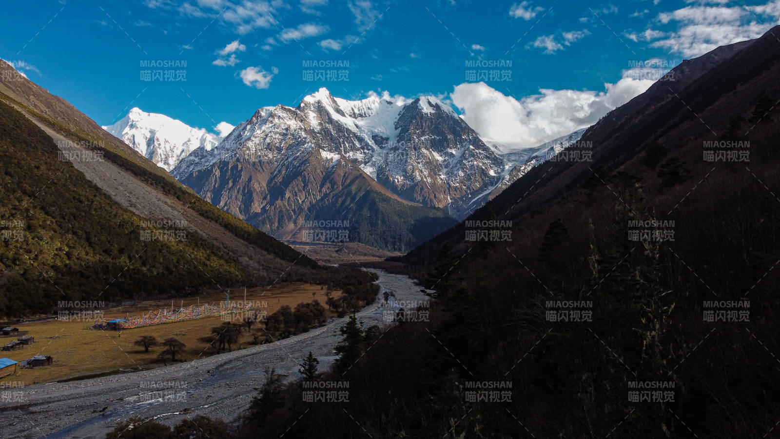 西藏林芝甲應(yīng)雪山峽谷風(fēng)光無限好