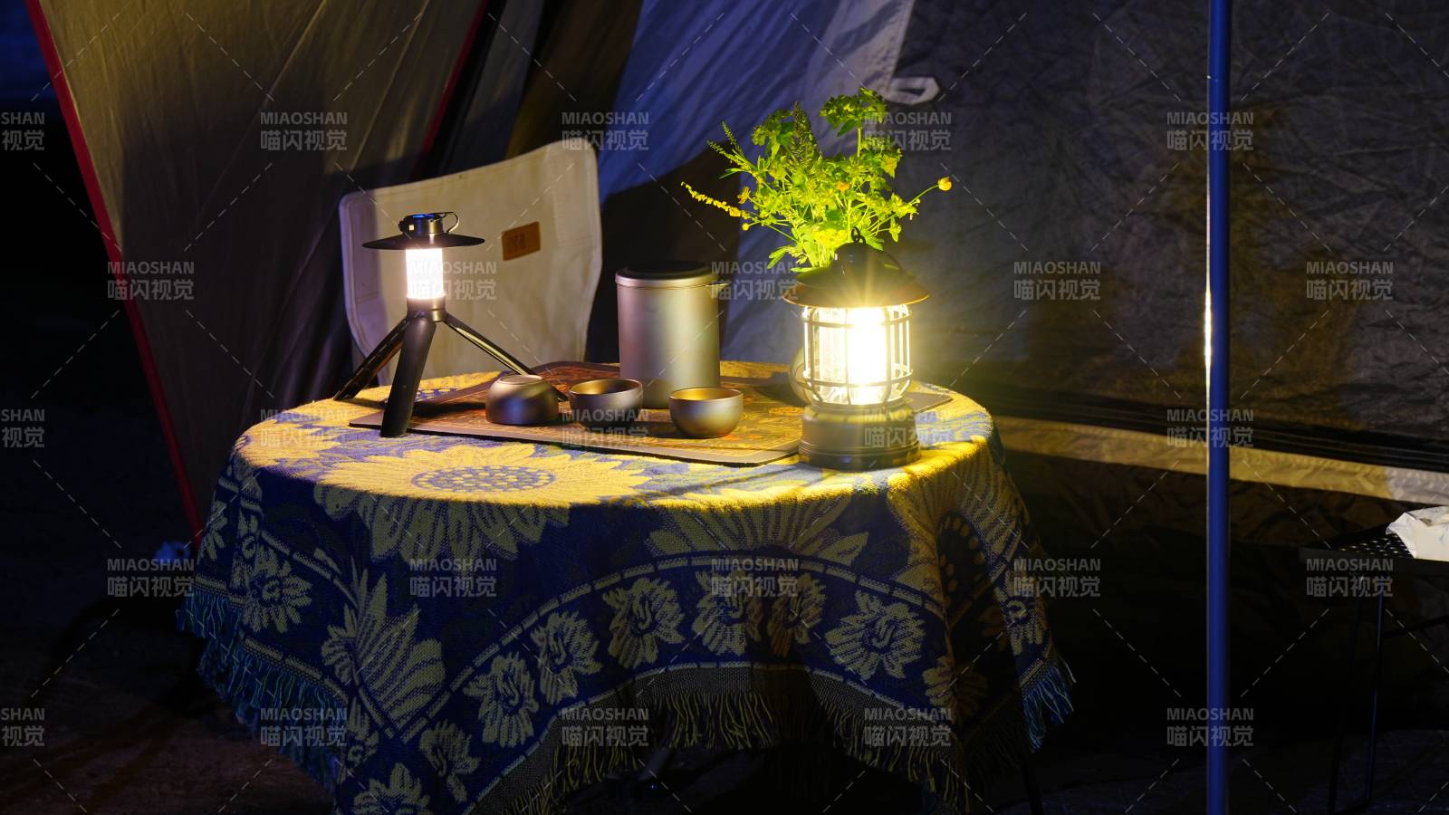 露營帳篷內的溫馨夜景