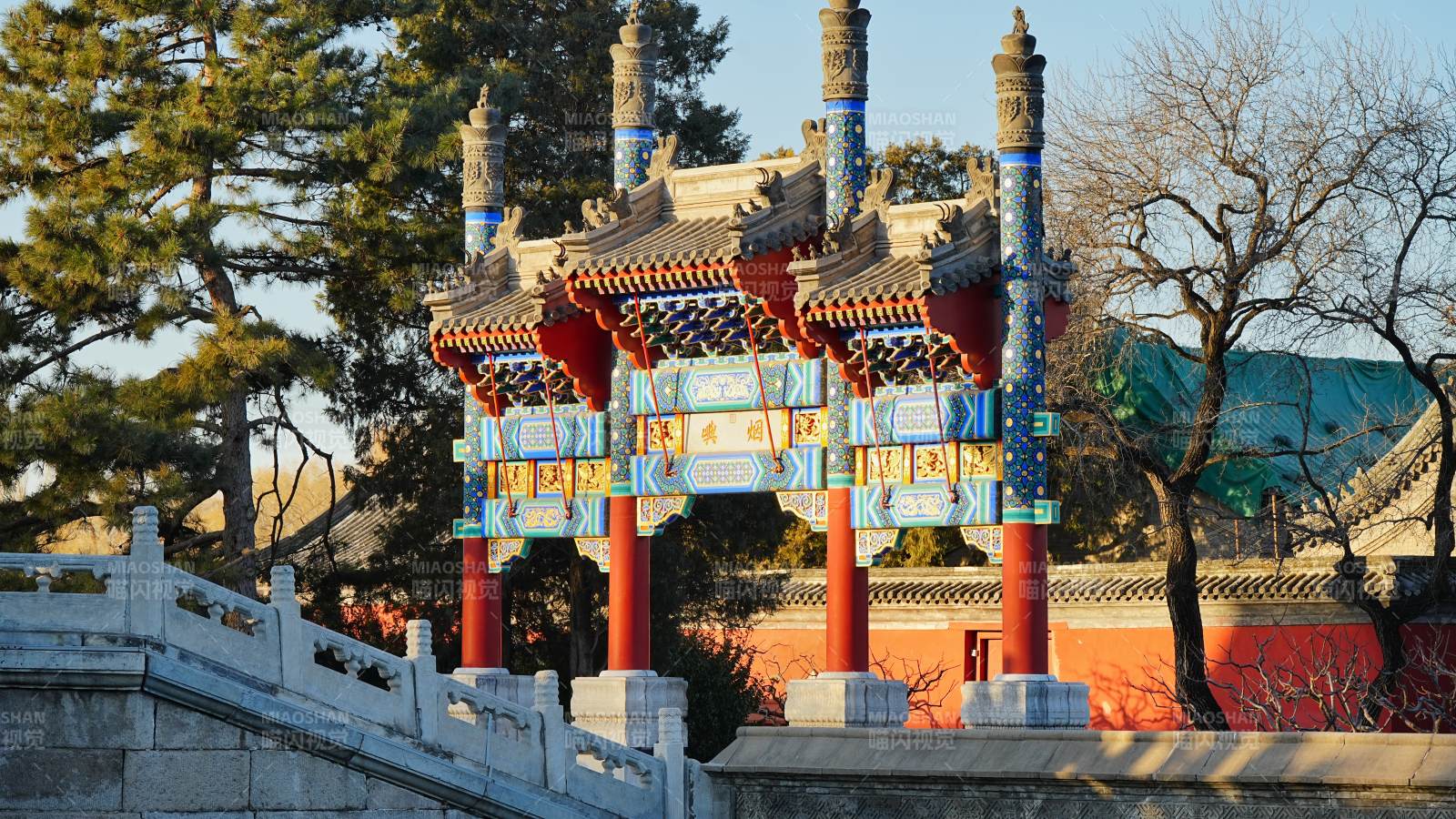 北京頤和園的彩繪牌坊