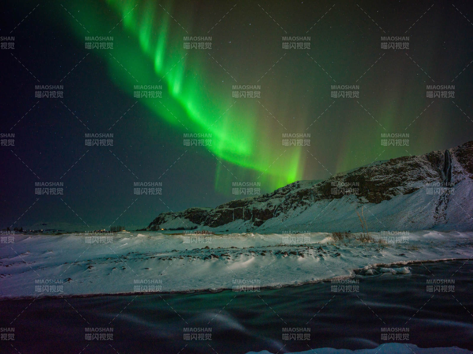 極光下的雪夜美景