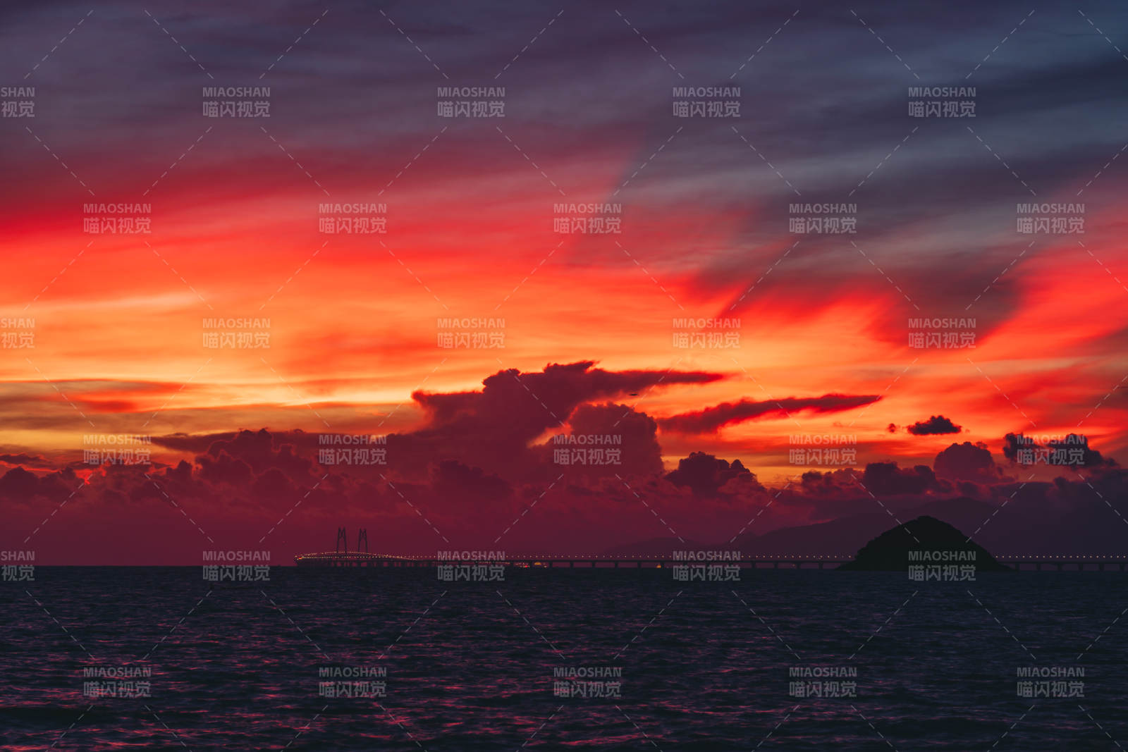 夕陽映海 云霞如火