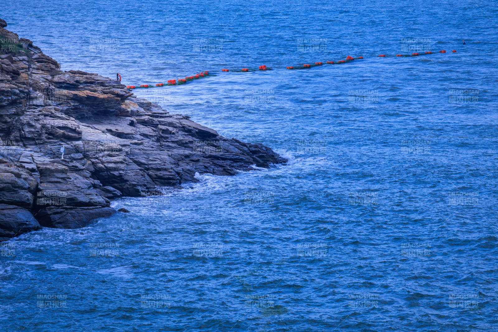 海岸巖石與藍色海洋
