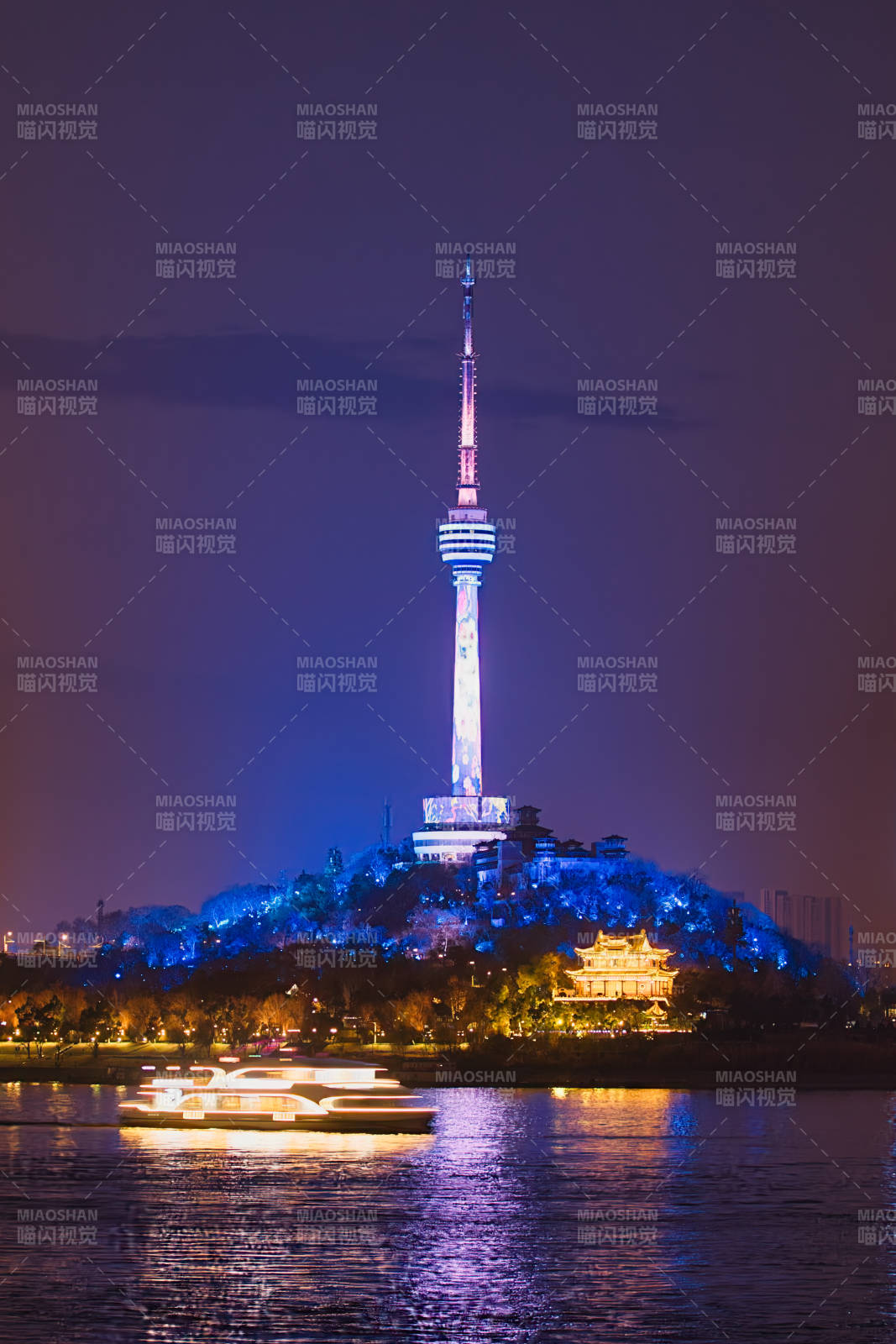 夜色中的武漢龜山電視塔
