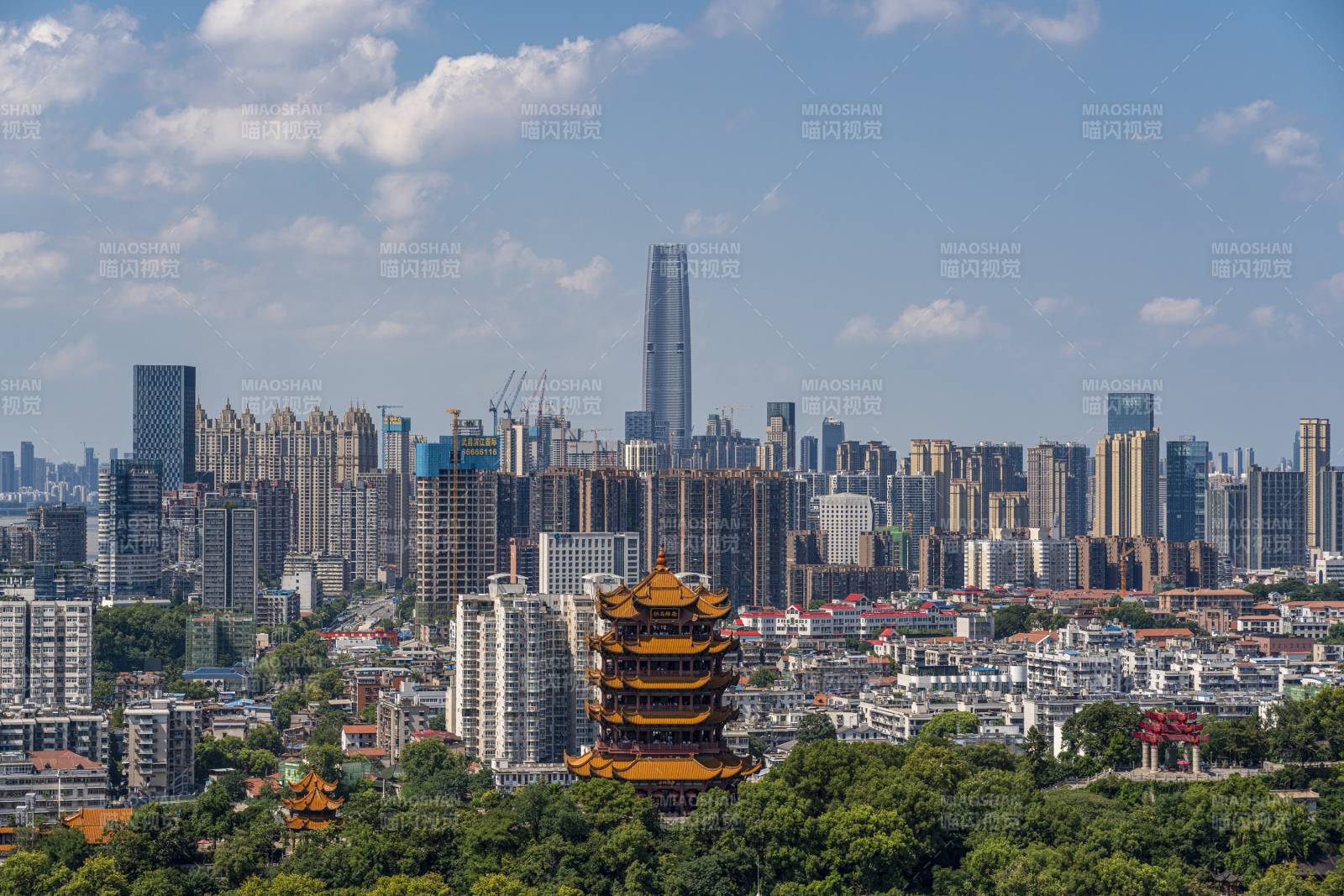 武漢綠地中心與黃鶴樓同框