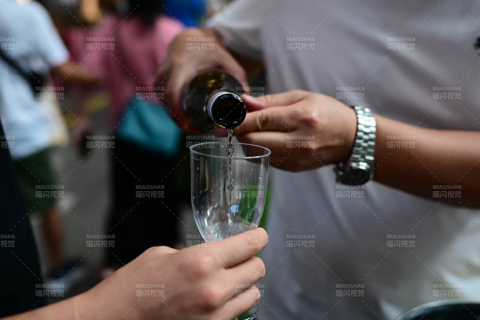倒酒瞬間 歡聚時刻