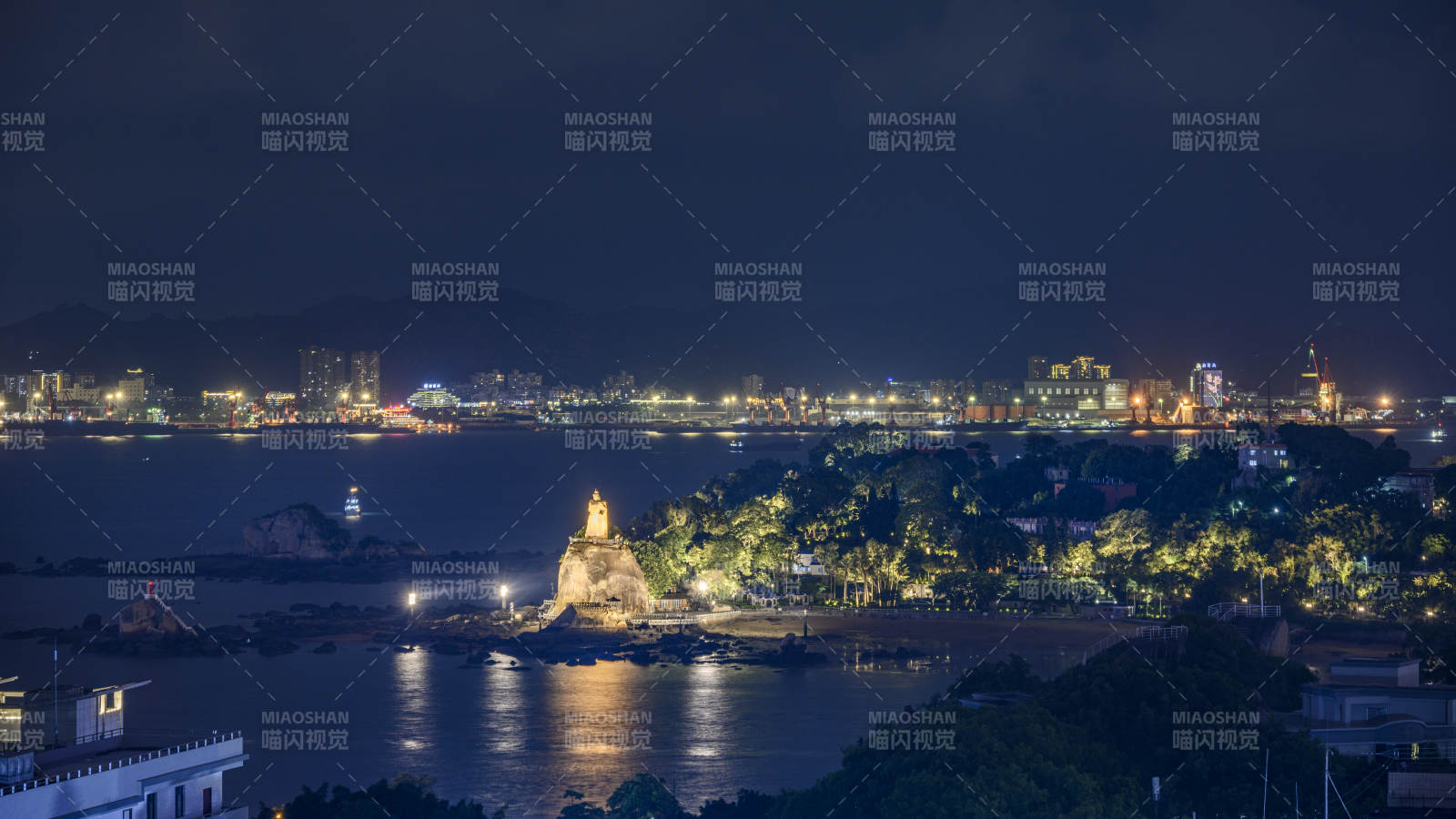 夜景海濱城市鼓浪嶼燈火輝煌