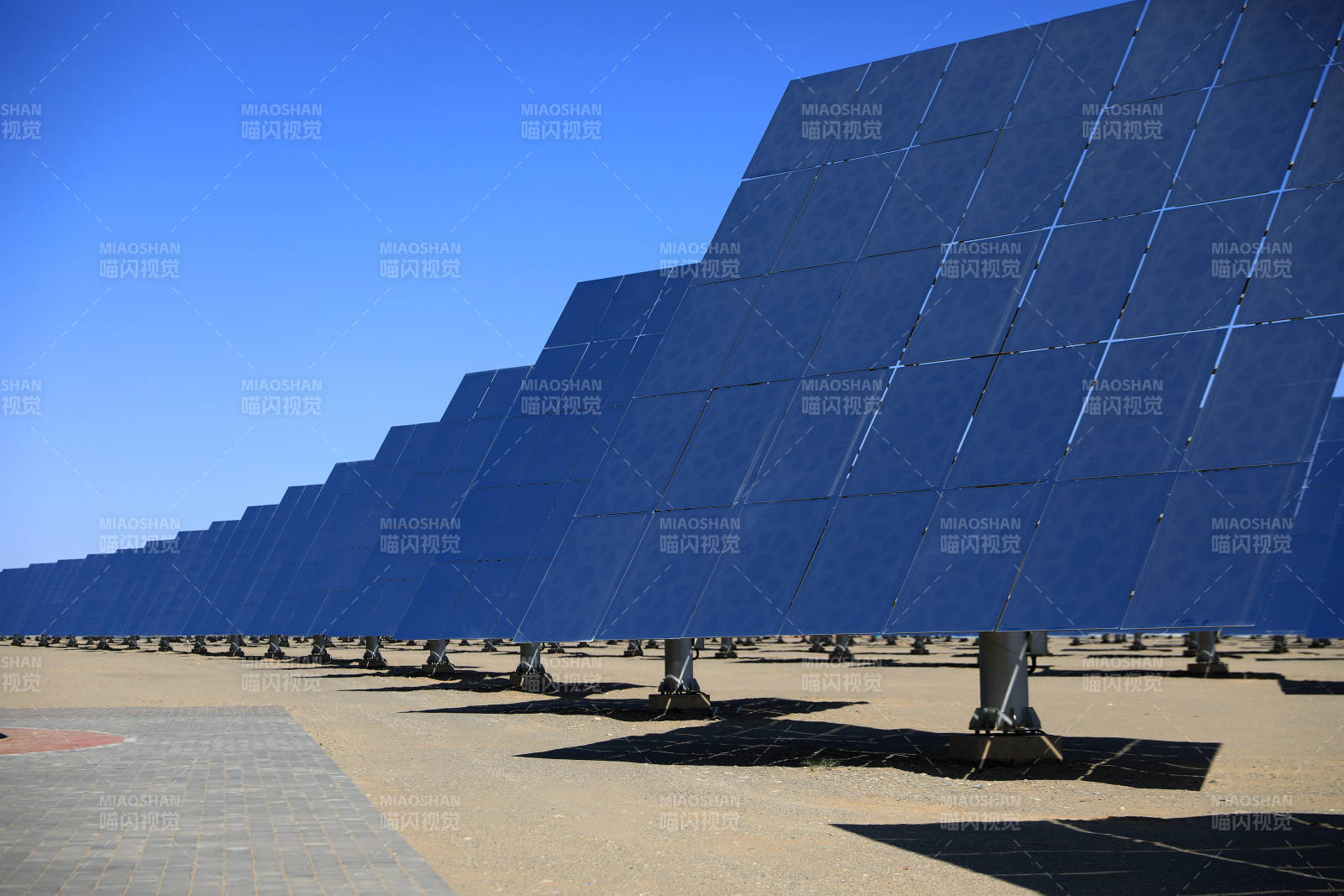 太陽能板陣列發電站