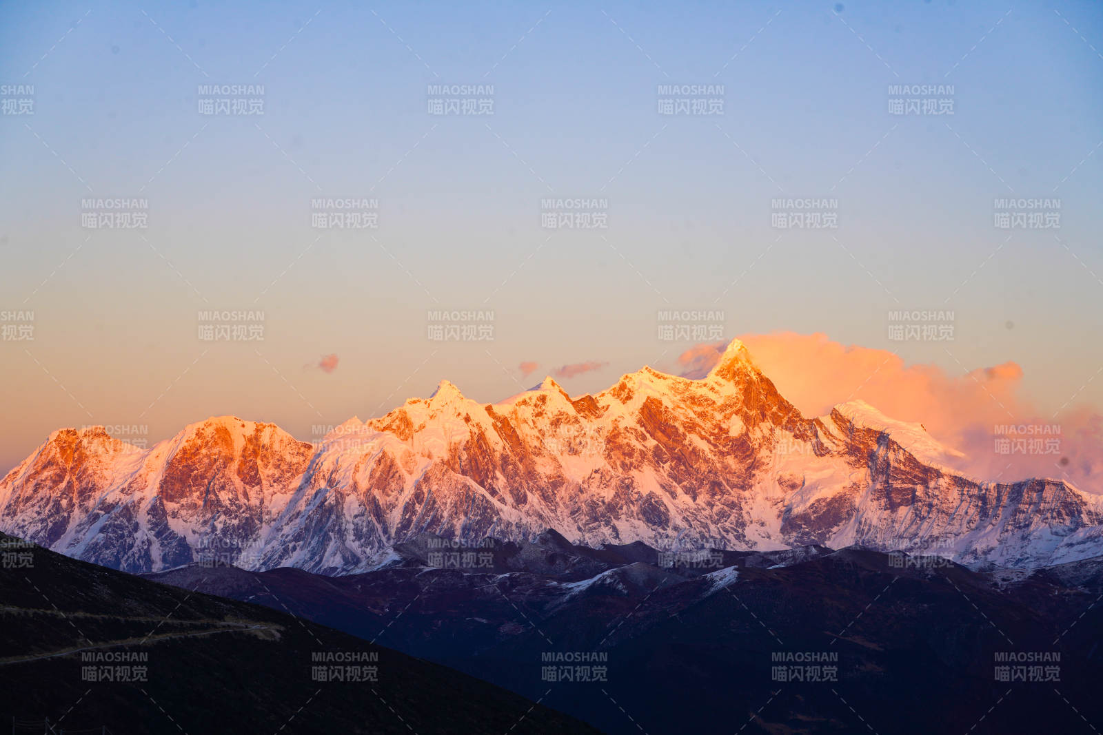 南迦巴瓦峰日照金山