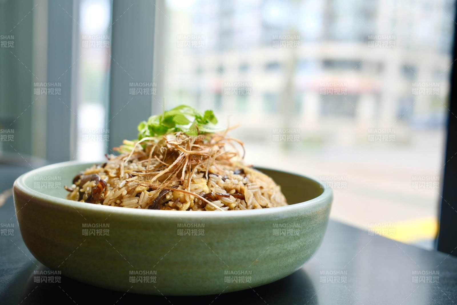炒飯美味結(jié)合窗外街景