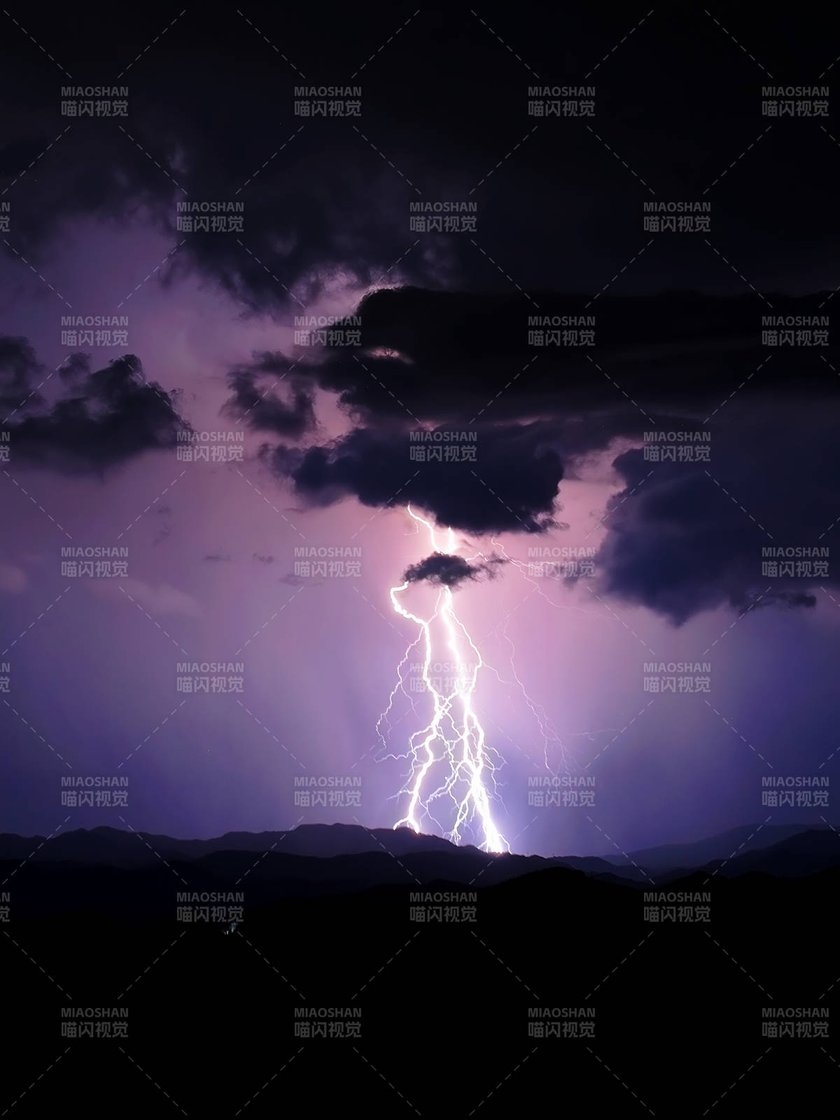 夜空閃電劃破黑暗
