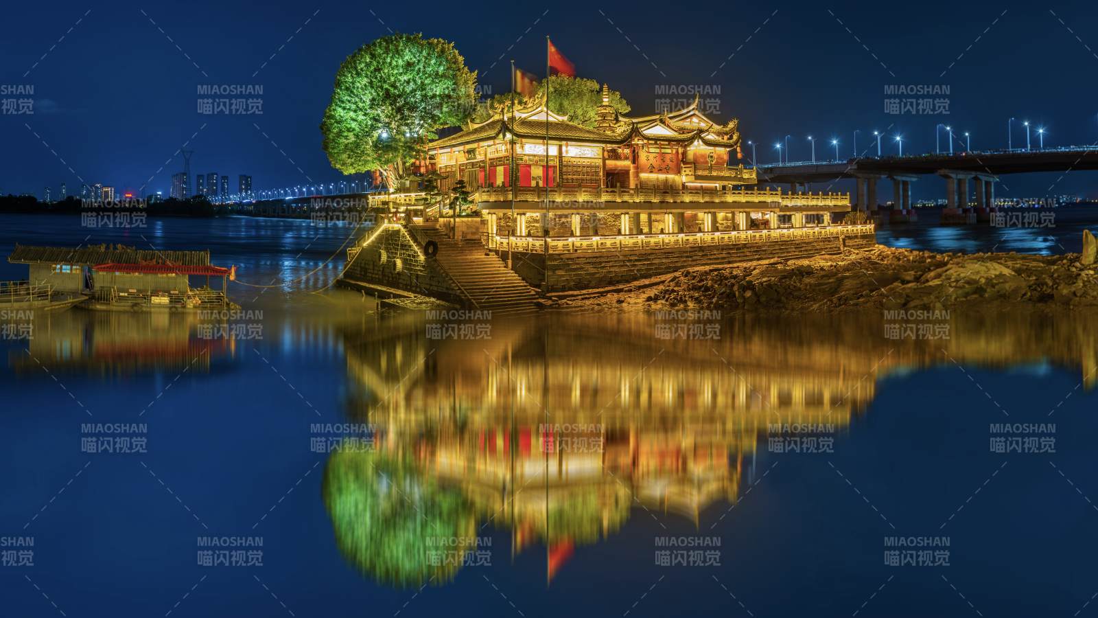 夜色中的福州金山寺倒影