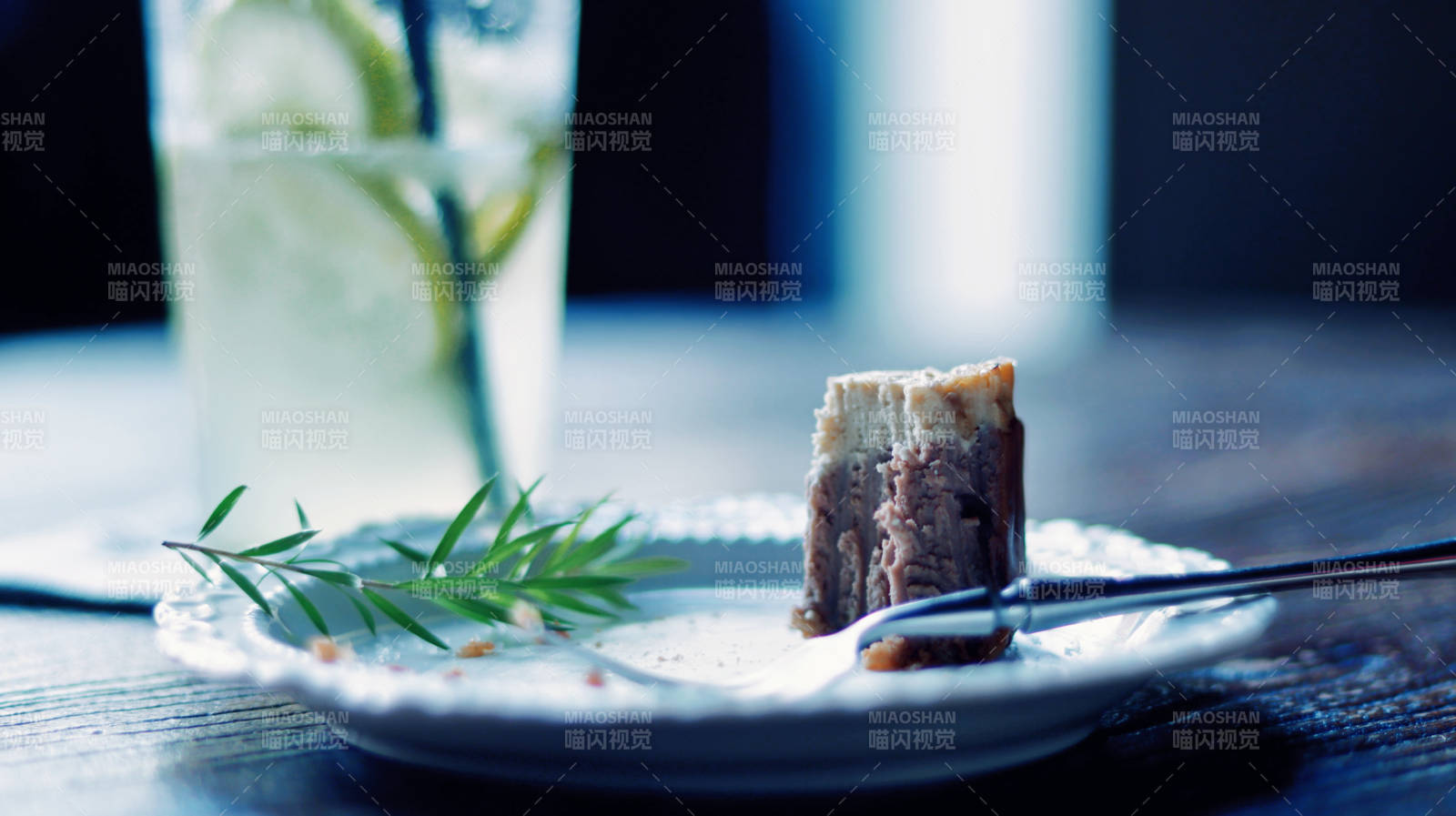 甜點(diǎn)與飲品的靜謐時(shí)光