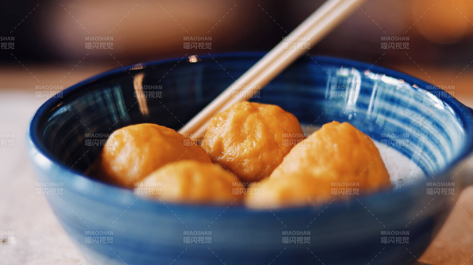 碗中油面筋配筷子特寫