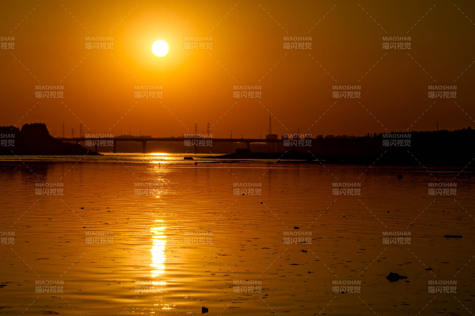 夕陽映水 橋影朦朧