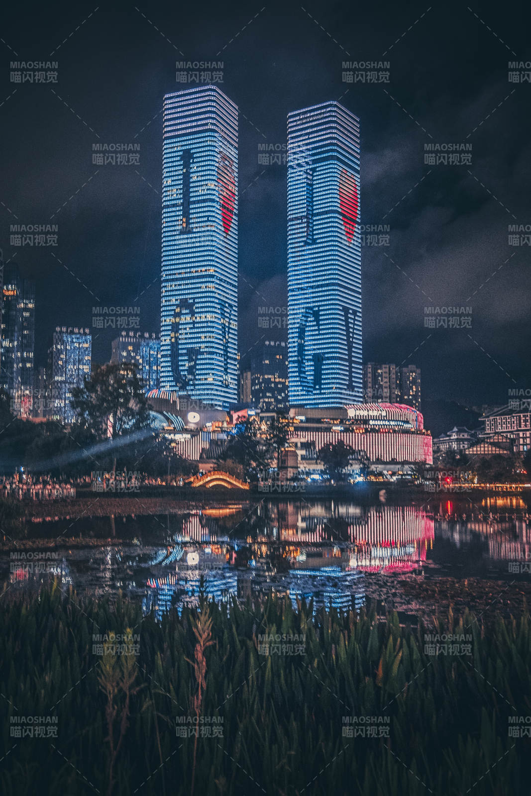 貴陽(yáng)雙塔夜景 光影璀璨