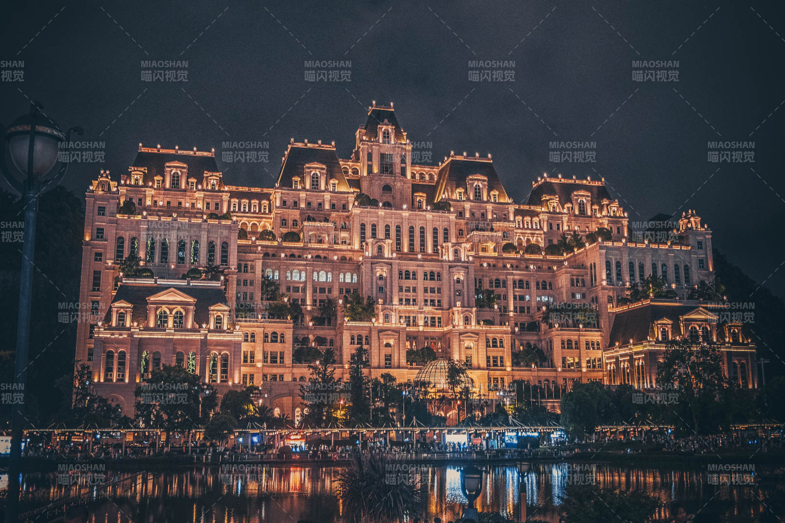貴陽花果園白宮的宏偉建筑群夜景