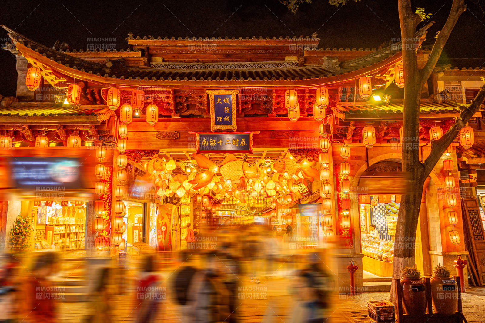 大理古城夜市燈火輝煌 人潮涌動