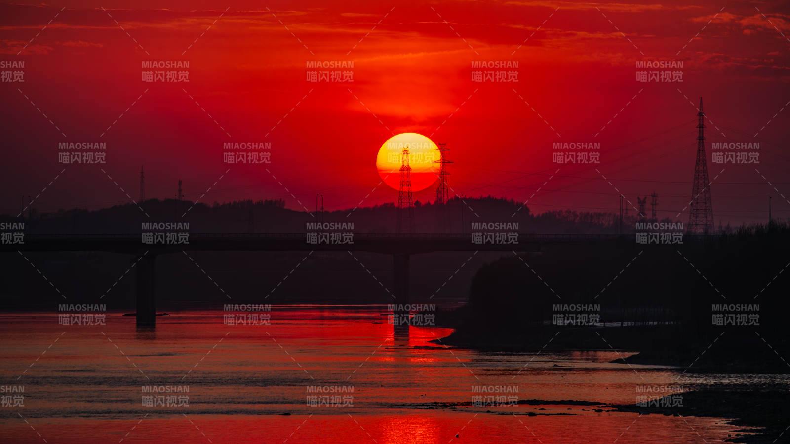 夕陽映橋 江水紅霞