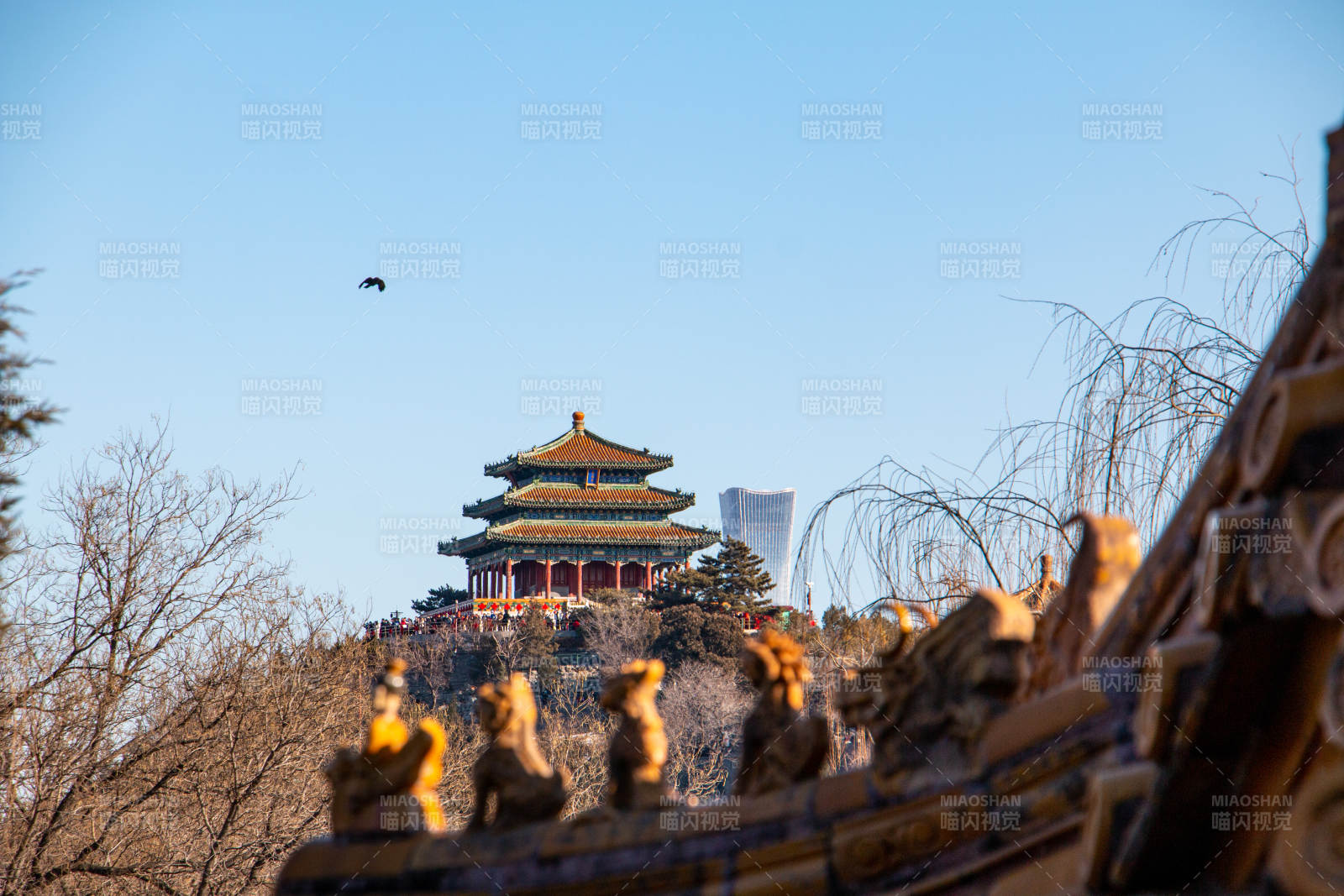在北京北海公園眺望遠處——景山公園萬春亭