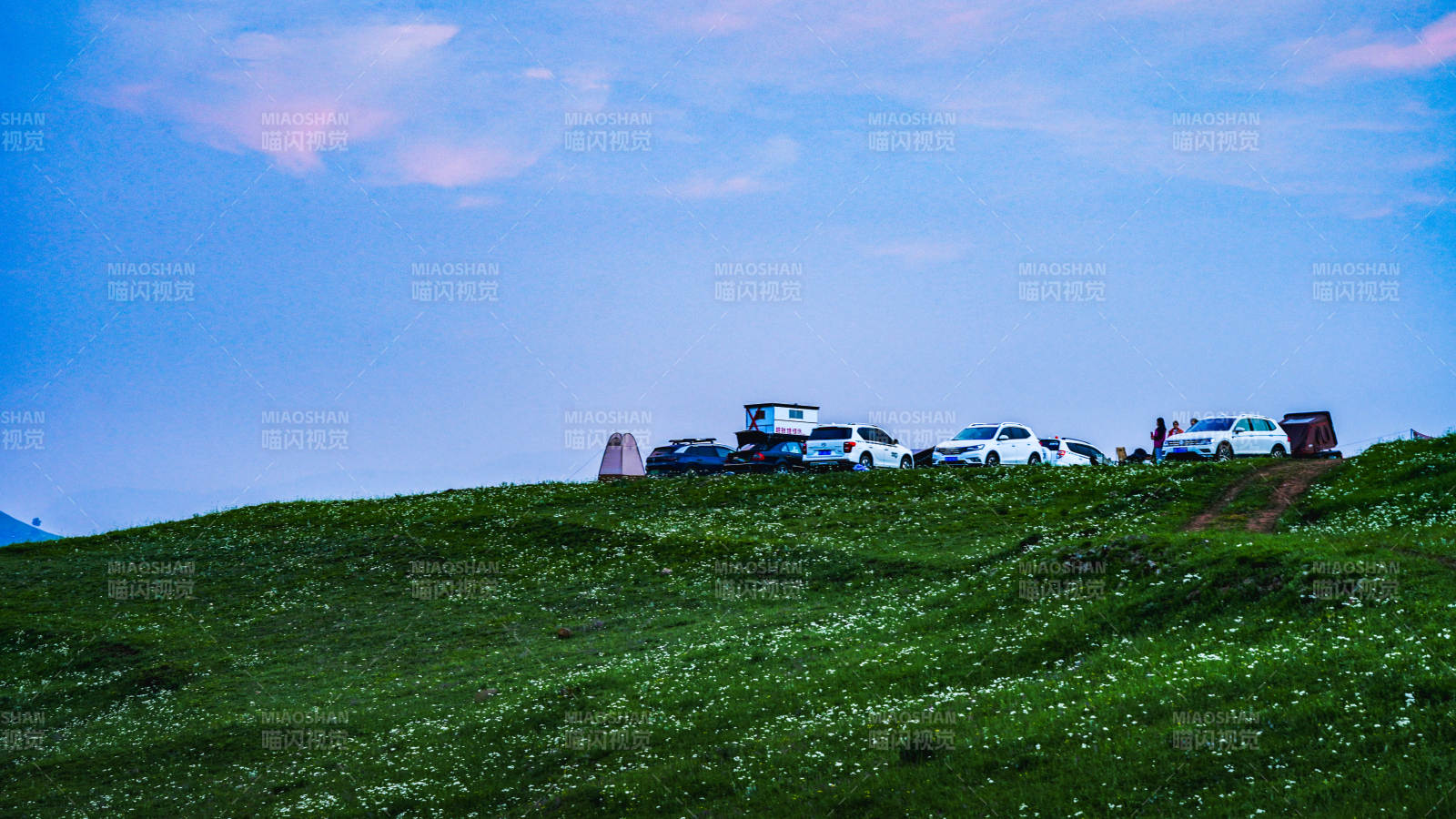 草原上的車(chē)影與藍(lán)天