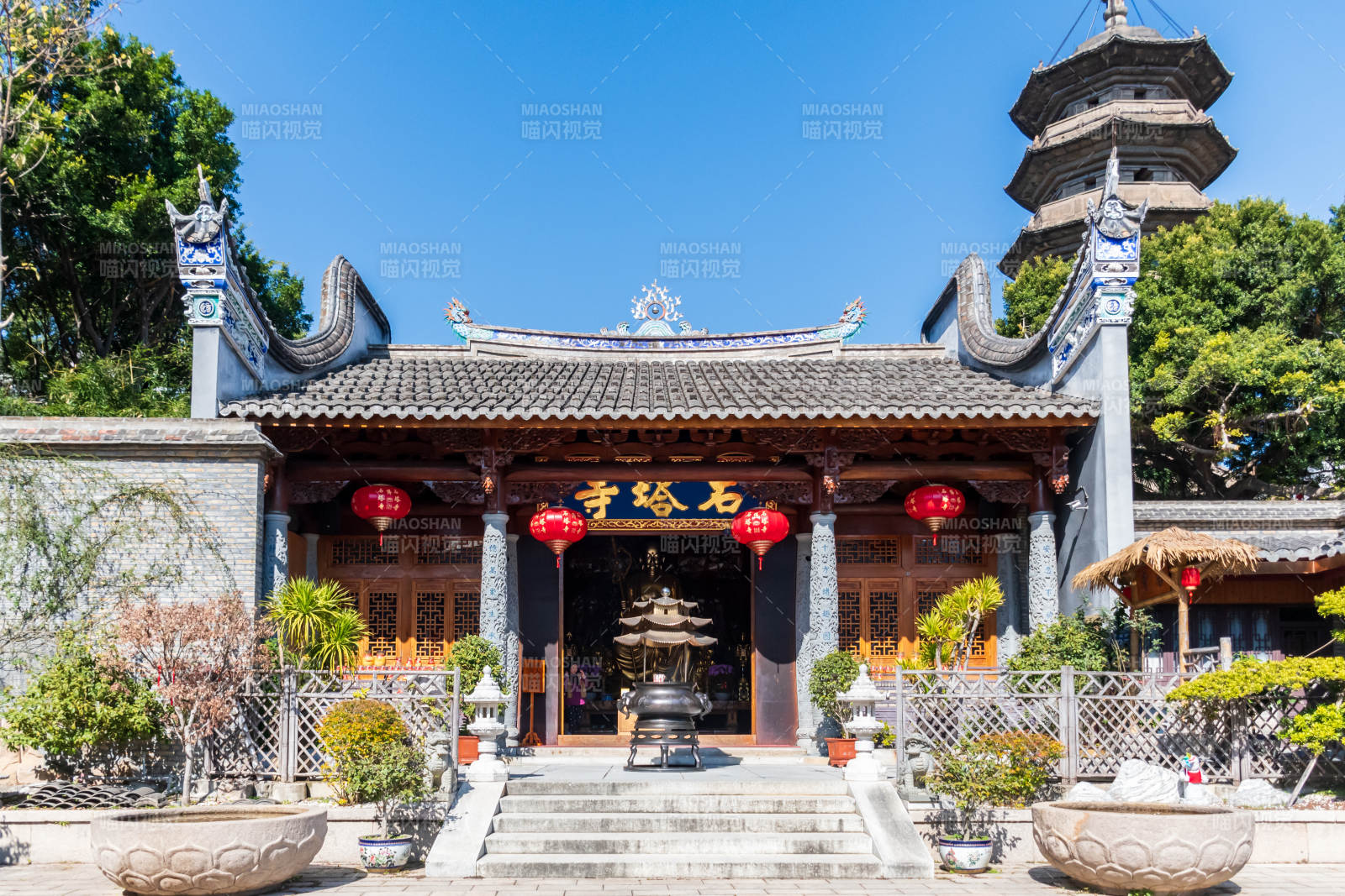 福州石塔寺前的寧靜景象