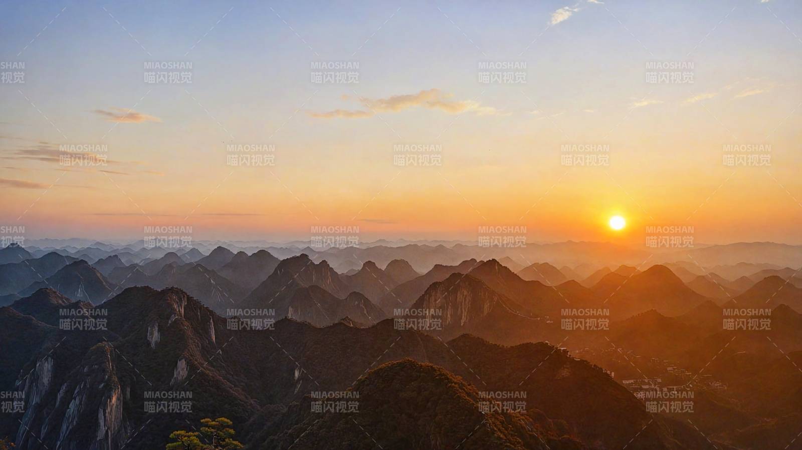 夕陽下的山巒美景