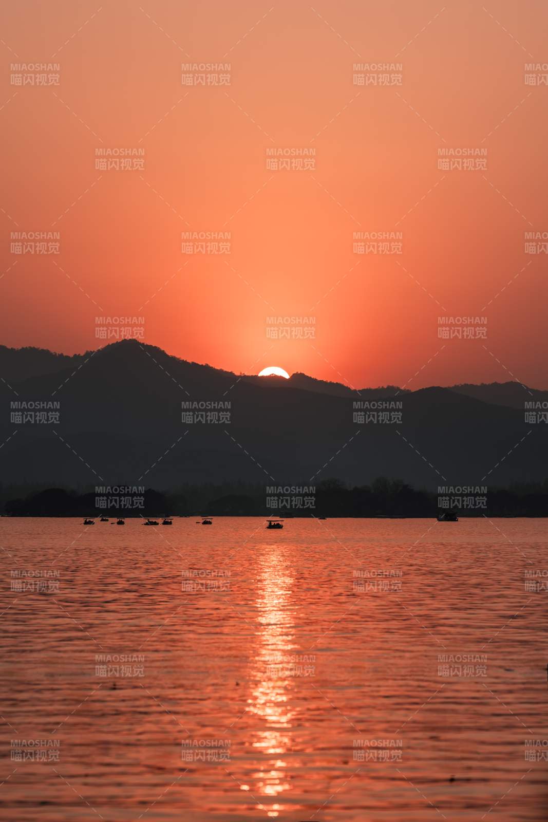 湖畔夕陽映山影