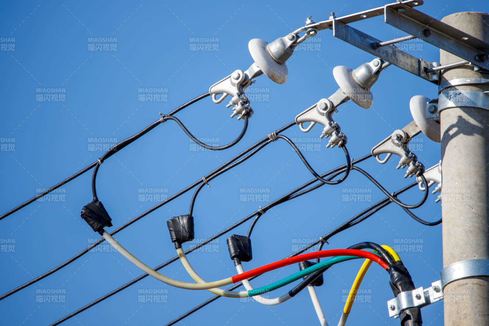 電線桿上的電纜連接特寫