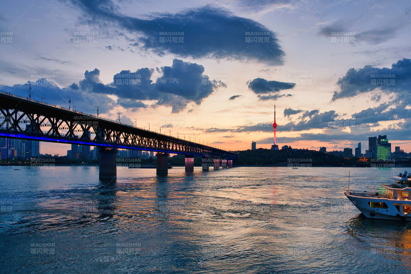 江城夜景 橋影流光