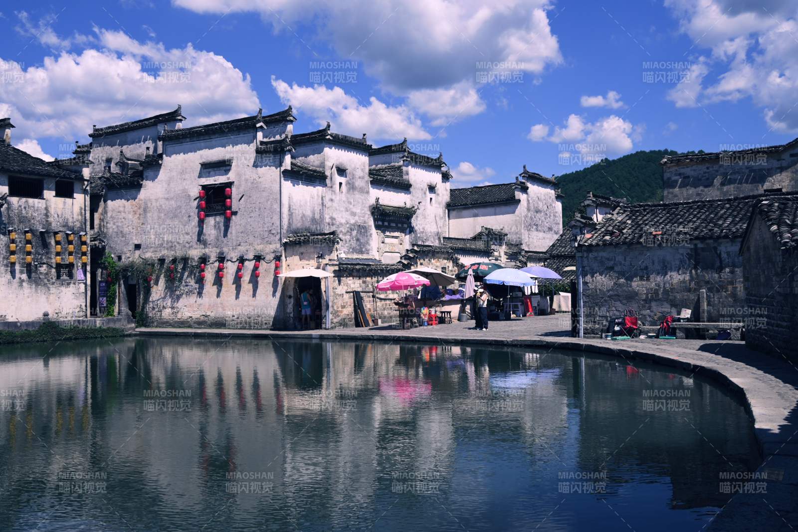 古村水映晴空景