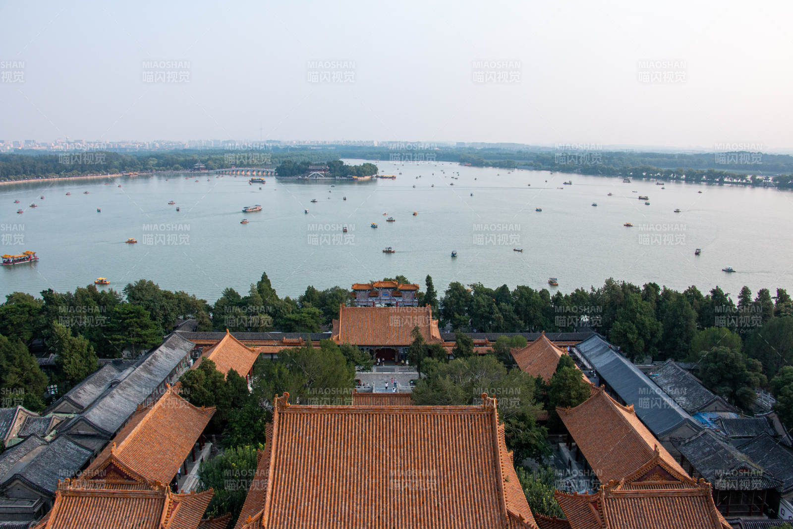 頤和園湖畔古建筑群景