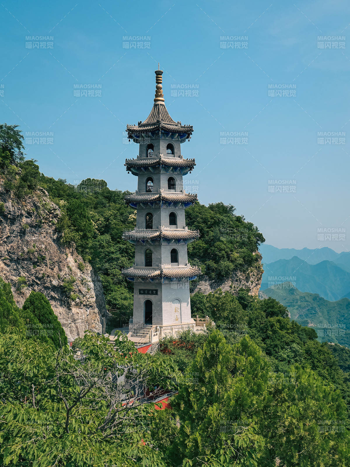 山間古塔