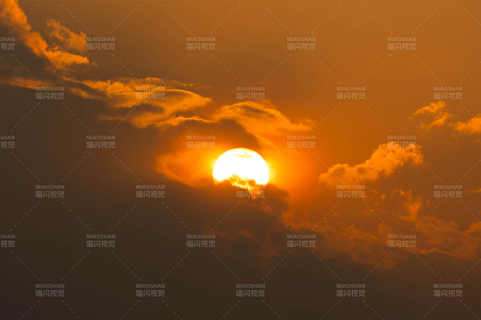 夕陽穿透云層的光輝